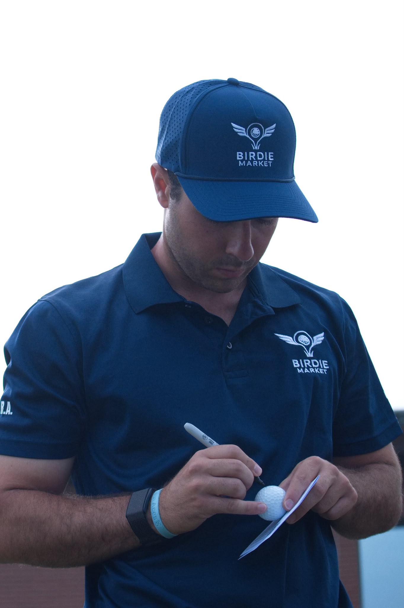 Pedro, jugador profesional de golf, personalizando una bola